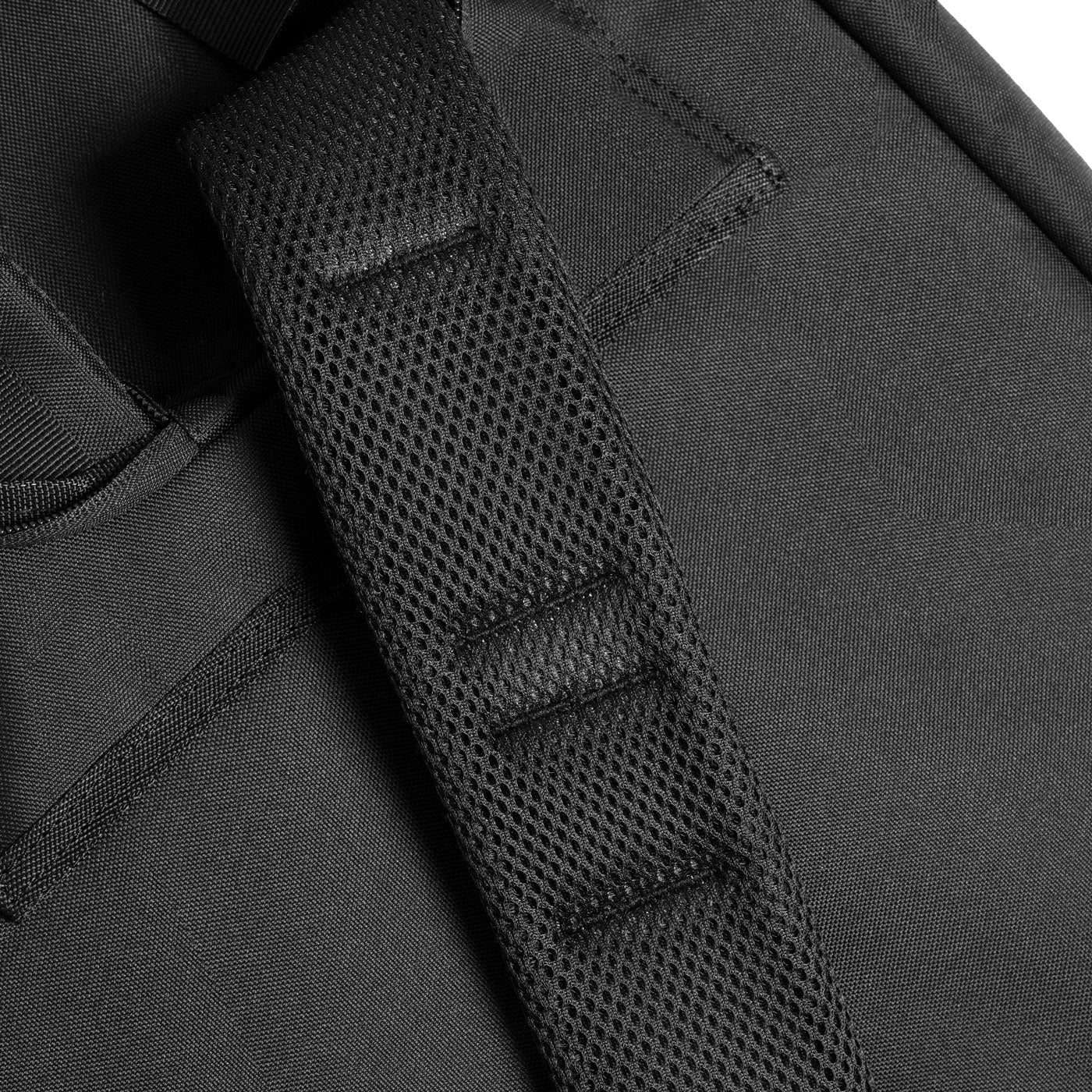 DULCE DOM All Range Tactical Rifle Case Pro 2.0, Black shoulder strap detail. 600D Oxford fabric and breathable mesh.